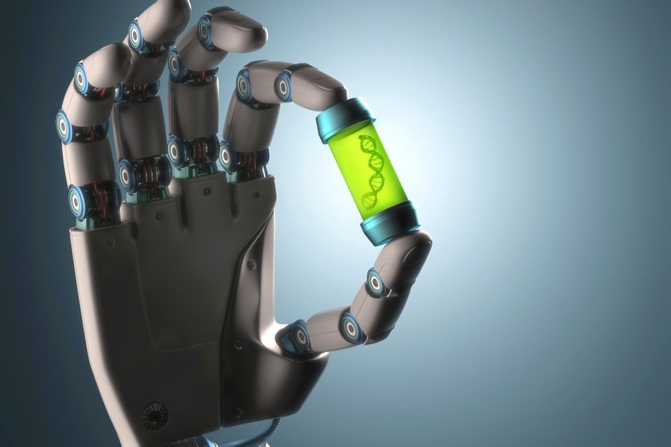 Zdjęcie dłoni robota pochodzi z serwisu Shutterstock