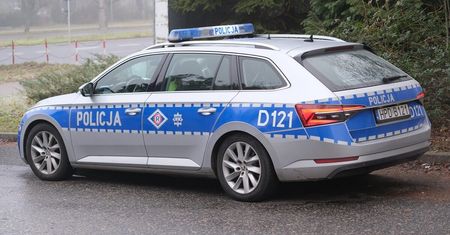 Pijani nastolatkowe stali na jezdni i stwarzali zagrożenie dla siebie i kierowców. Patrol policji musiał interweniować