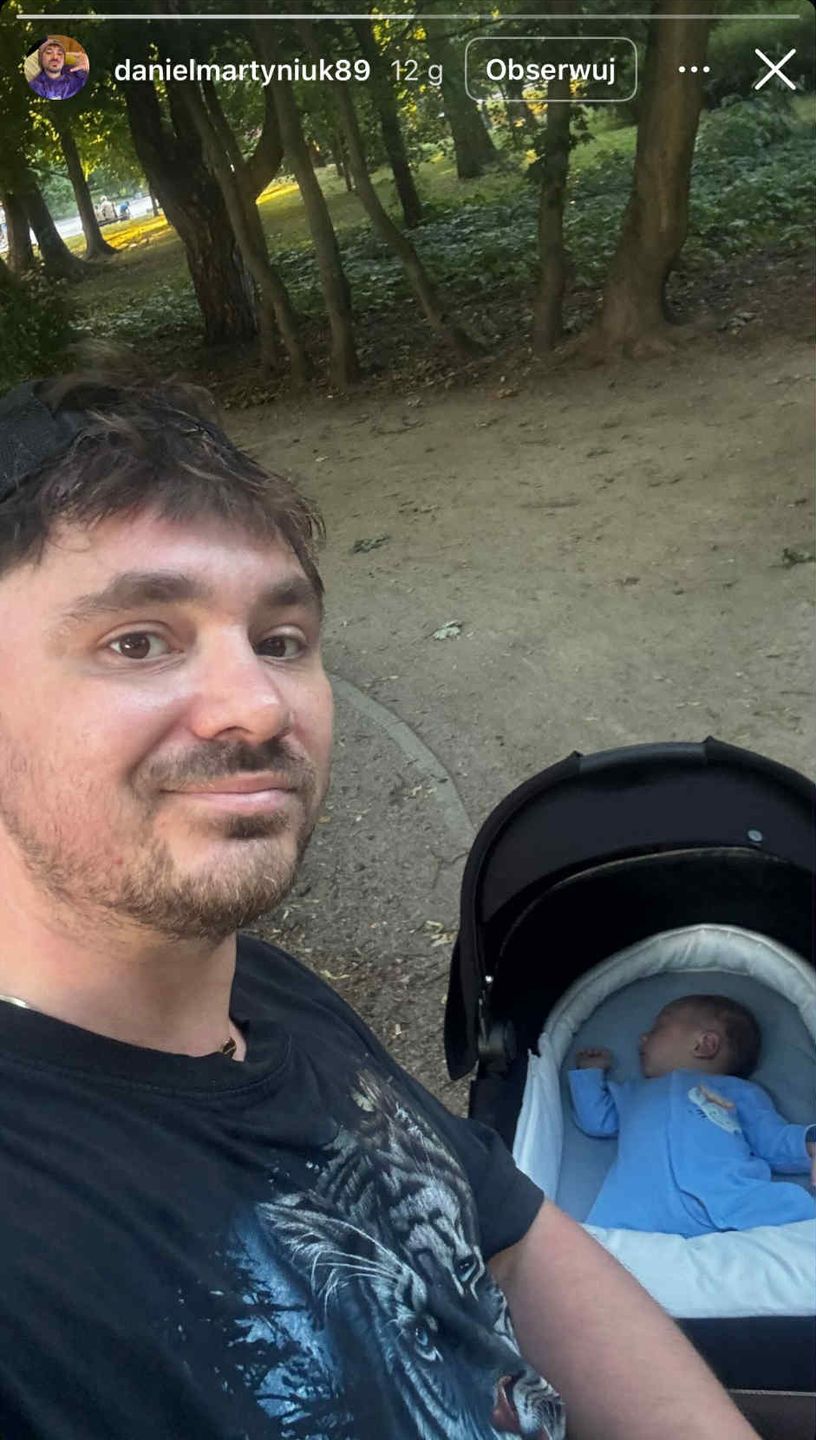 Daniel Martyniuk na spacerze z synem