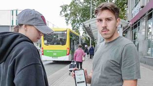 Zielona Góra: Świetna robota studentów Uniwersytetu. Aplikacja dla osób niewidomych pomocna na przystankach autobusowych