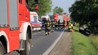Wypadek na drodze krajowej numer 12 w Kacprowicach w gminie Wolanów. Samochód wypadł z jezdni, dwie osoby zostały ranne.