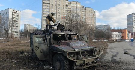 Ukraina. Rosyjskie czołgi staranowały samochód. Kierowca nie żyje