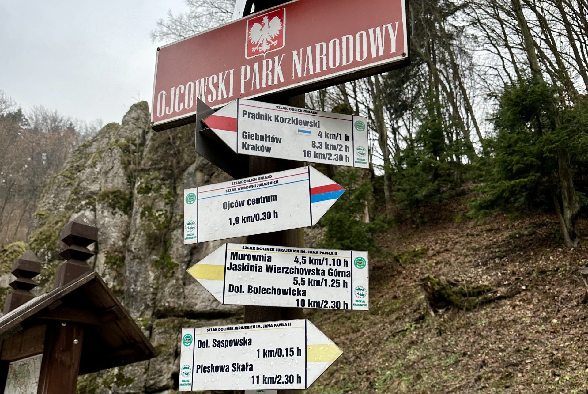 Szlaki na terenie Ojcowskiego Parku Narodowego są dobrze oznakowane 