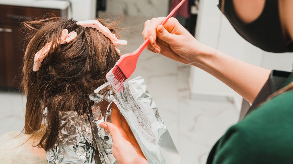 Fryzjer robi kobiecie pasemka