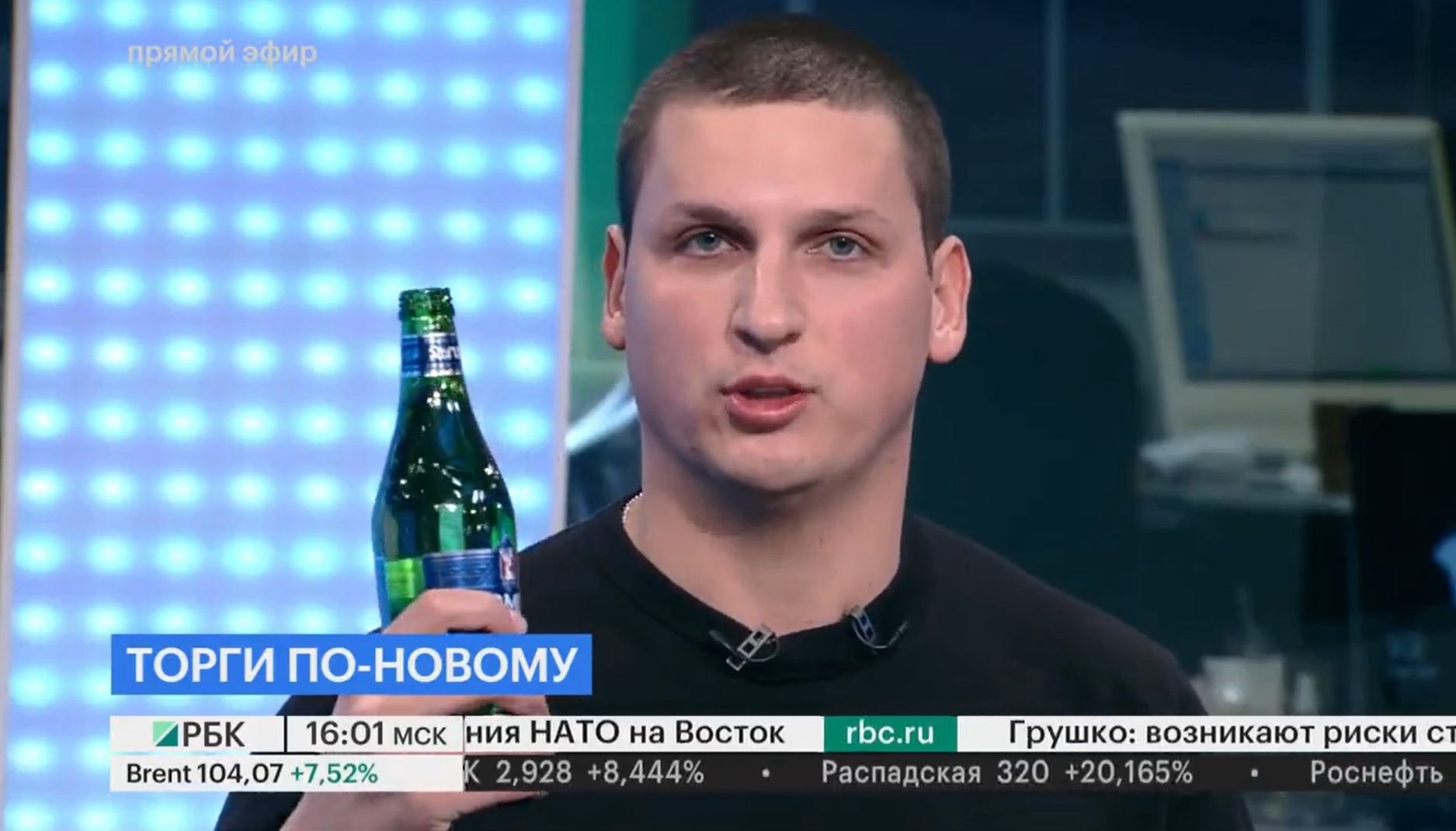 Eskeprt wypił na wizji za śmierć rosyjskiej giełdy