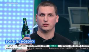 Wypił za śmierć rosyjskiej giełdy. Mina dziennikarki była bezcenna