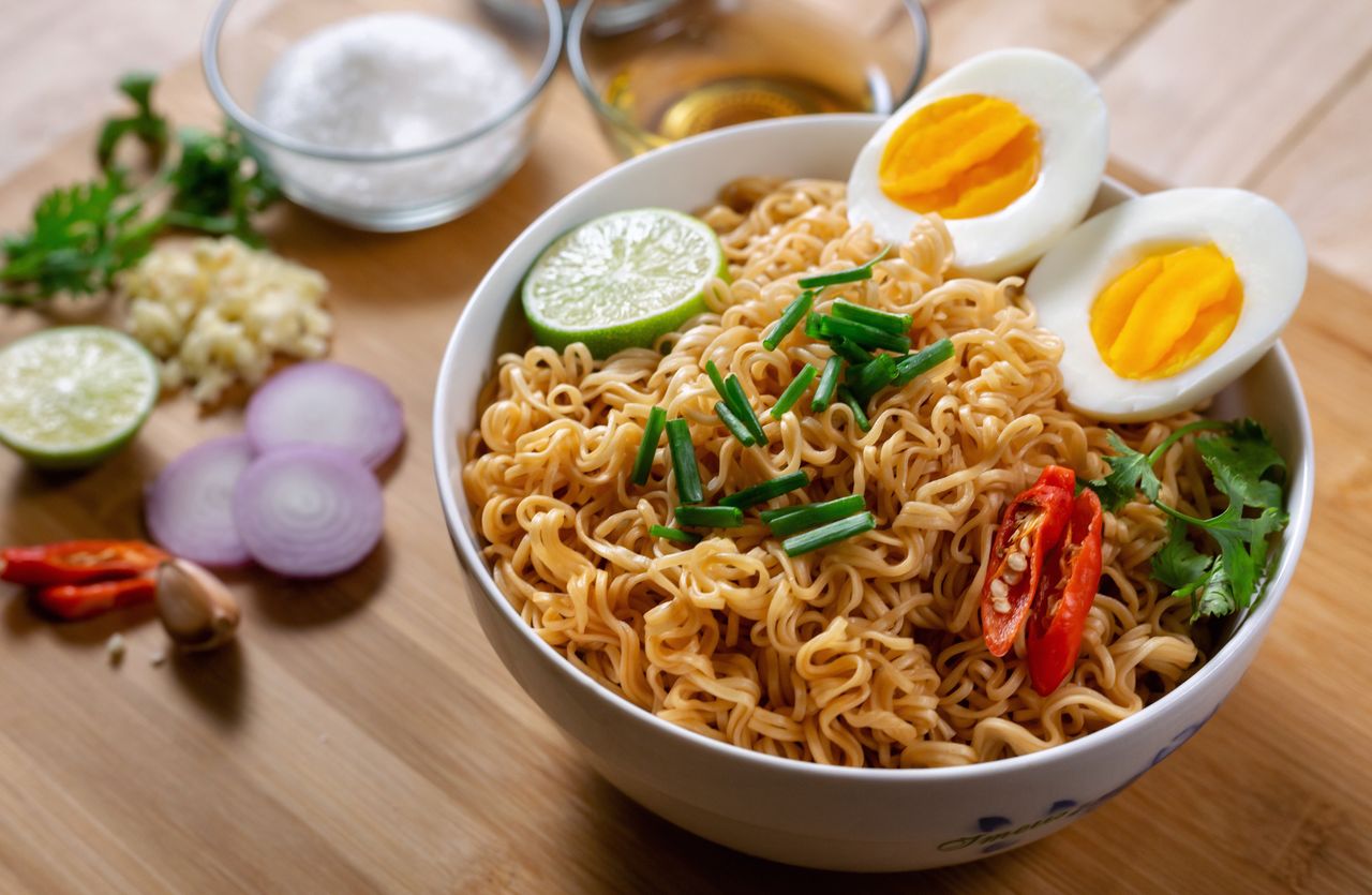 Ramen noodle salad, czyli sałatka makaronowa z zupek chińskich