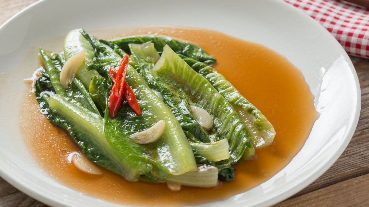 Sałata rzymska na ciepło jest idealna na obiad lub kolację