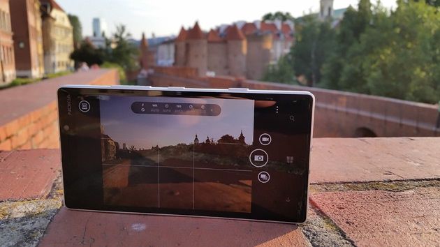 Nokia Lumia 930 na ceglanym murze