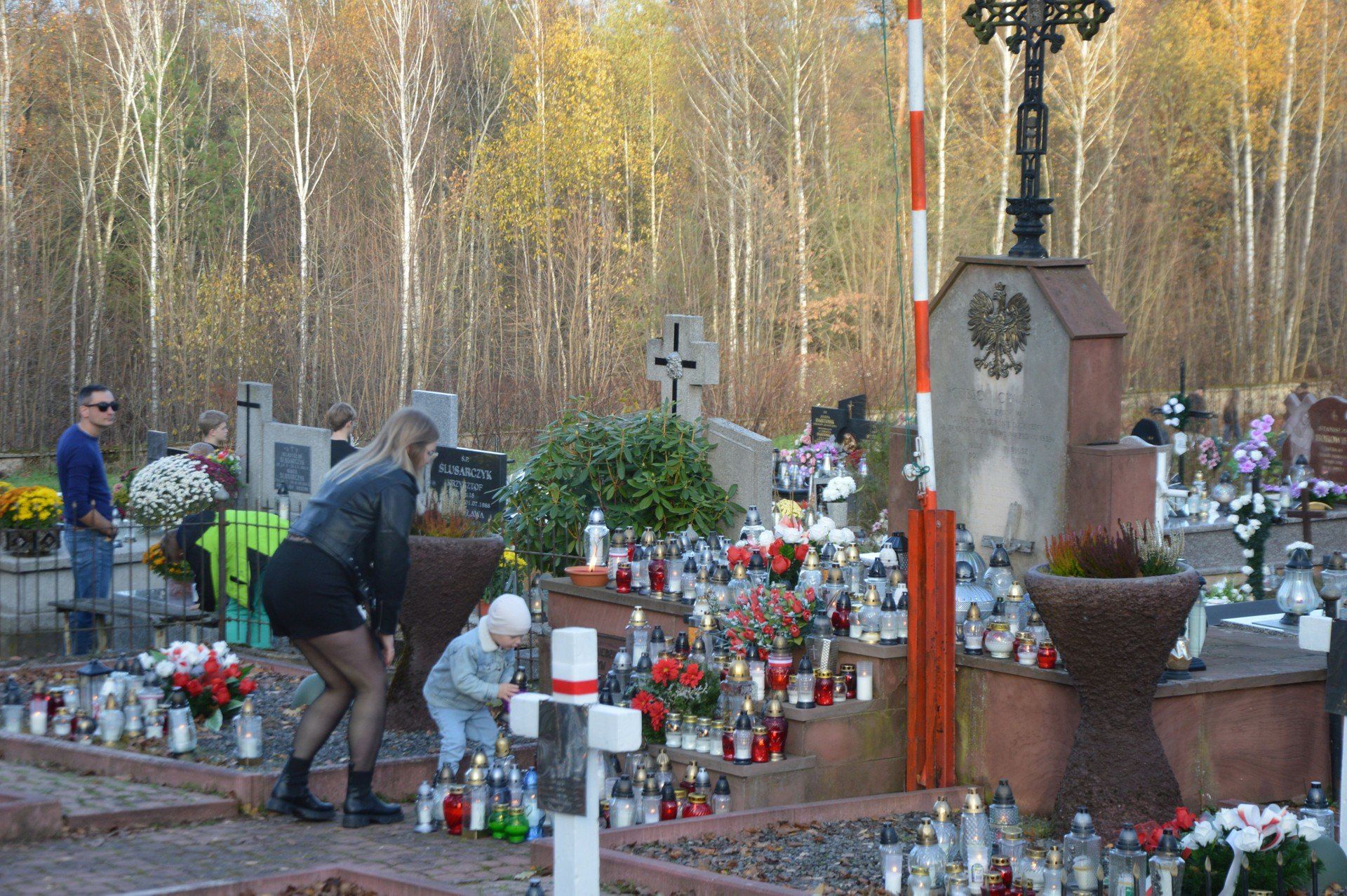 Mieszkańcy Łącznej licznie odwiedzali kwaterę wojskową na miejscowym cmentarzu.
