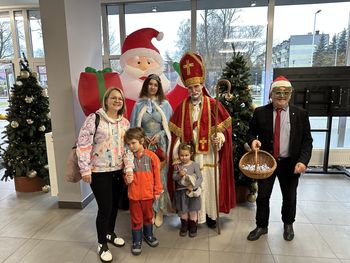 Tarnów: Mikołajkowe kino. W Hali sportowej przy Gumniskiej wyświetlono "Królową Śniegu". Był św. Mikołaj i słodkie upominki