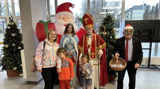 Tarnów: Mikołajkowe kino. W Hali sportowej przy Gumniskiej wyświetlono "Królową Śniegu". Był św. Mikołaj i słodkie upominki