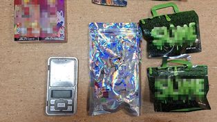 Warszawa: Narkotyki w bieliźnie i "specjalne" żelki w łazience. Policjanci zatrzymali 22-latka