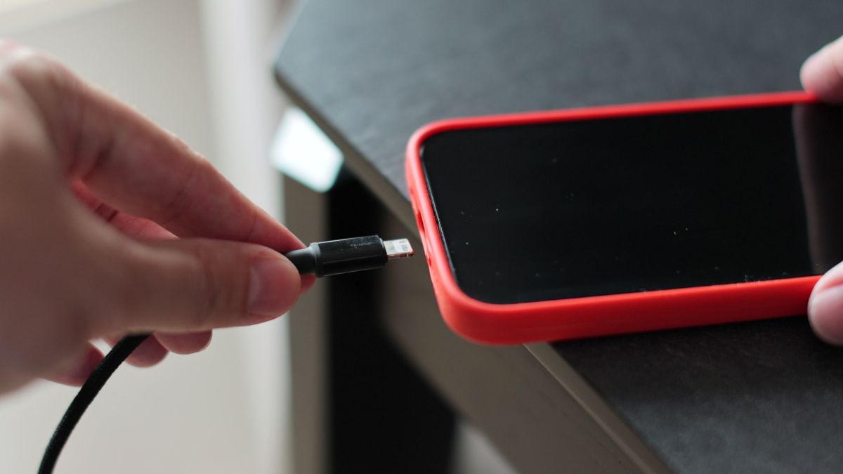 Czy ładowanie smartfona w etui mu szkodzi?