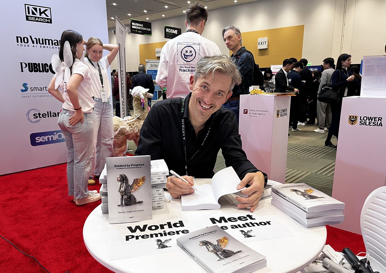 Bartosz A. Gonczarek podpisuje swoje książki o AI
