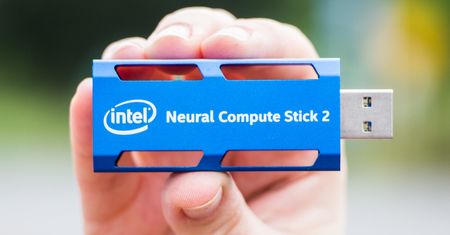 Intel Neural Compute Stick 2 - sieć neuronowa w kieszeni (i na kieszeń każdego)