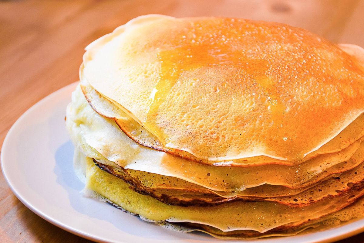 Prepare pancakes with sour cream.