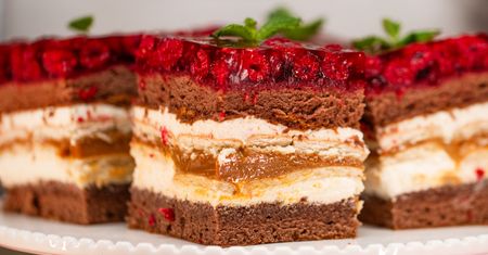 Ciasto Balladyna z malinami. Warstwowe ciasto na specjalne okazje