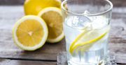 Pijesz wodę z cytryną? Mało kto ma świadomość, jakie mogą być skutki