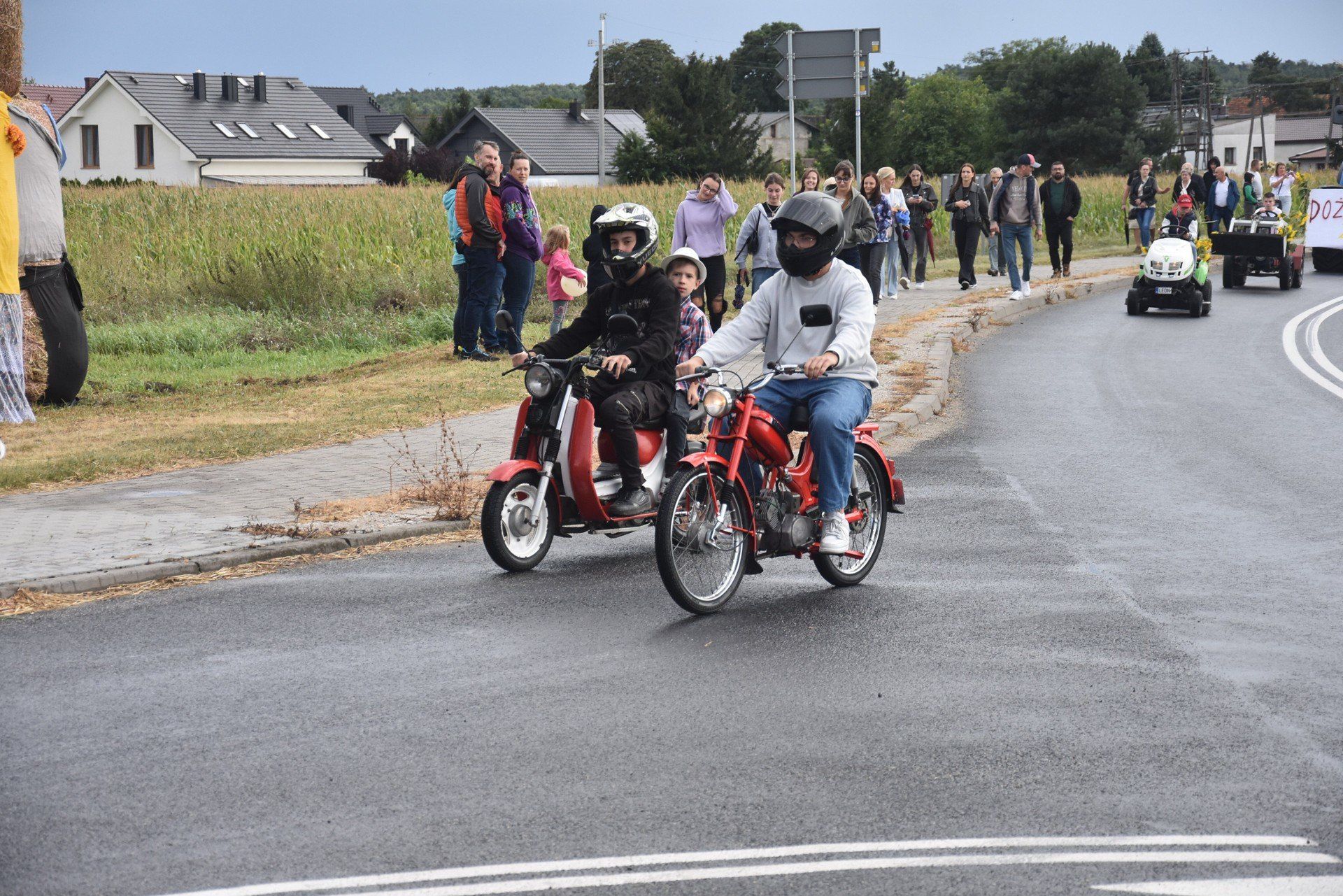 Dożynki parafialno-sołeckie w Żabnie. Podziękowano za tegoroczne plony i podzielono dożynkowy chleb [zdjęcia]
