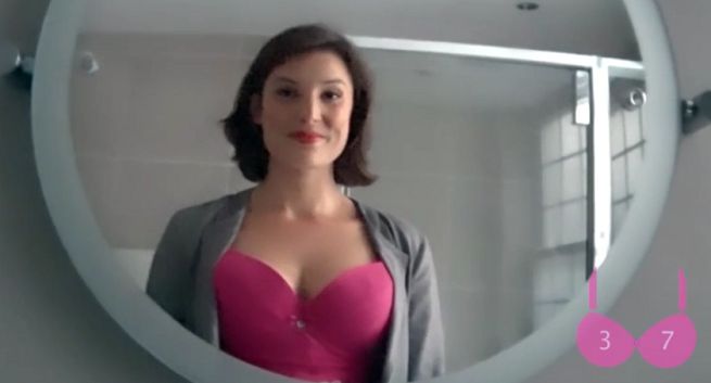 Nestlé z kamerą w staniku promuje samobadanie piersi (wideo)