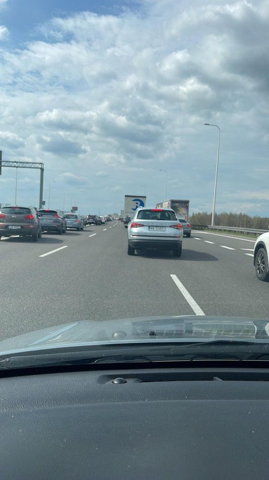 Kierowcy utknęli w korki po pożarze samochodu na S17
