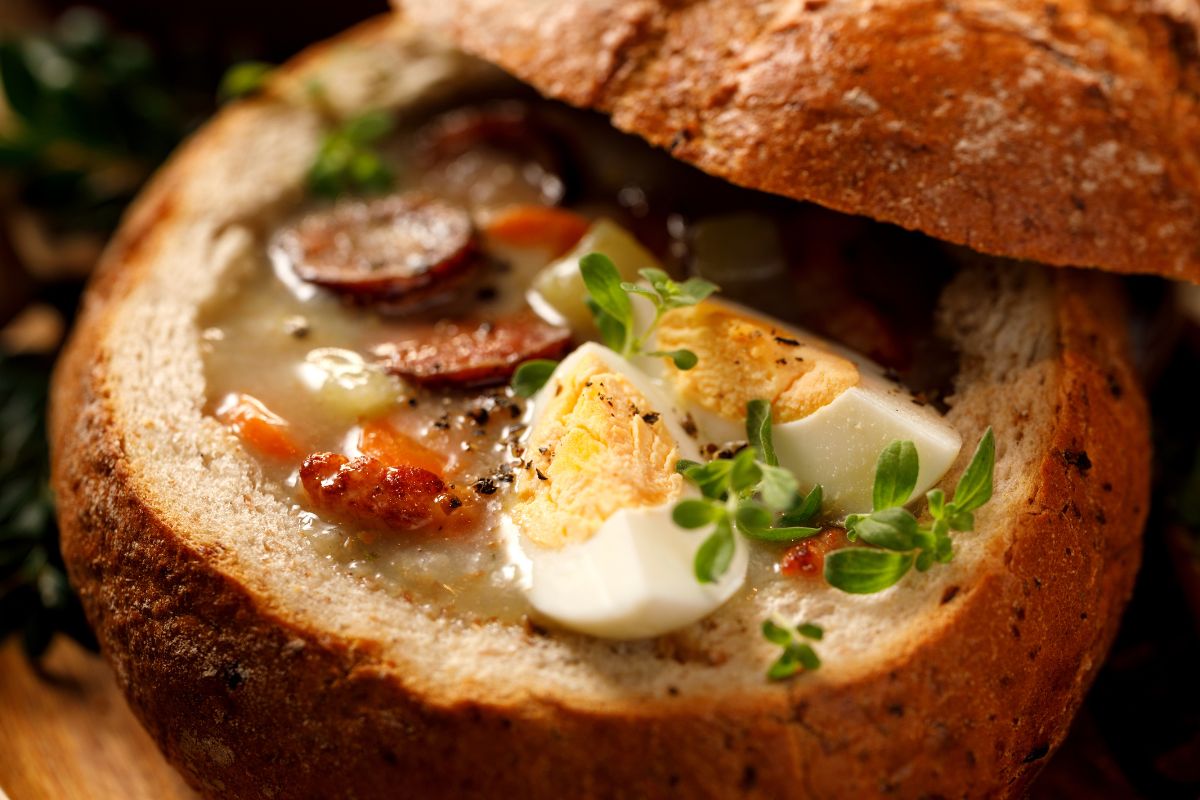 Żurek nabierze głębi i aromatu. Zrób to z mięsem i warzywami, zanim wstawisz zupę