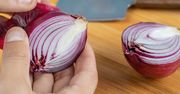 Jak błyskawicznie obrać cebulę? Całe życie robisz to źle