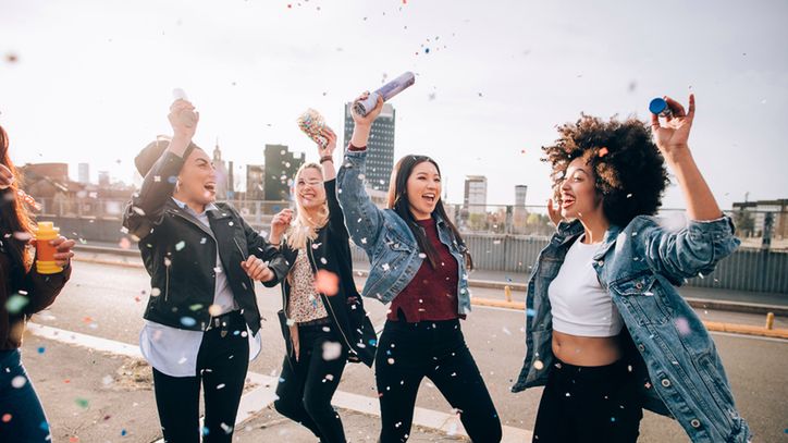 Shuffle dance to bardzo energiczny i radosny taniec. 