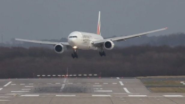 Jeśli planujesz podróż samolotem - lepiej nie oglądaj tego filmiku [wideo] 1