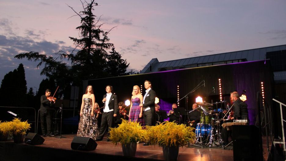 Koncert „Od Opery po Broadway. Wieczór z operą, operetką i musicalem” w Sarnakach. Piotr Kaniuga, Karolina Nosowska, Michał Ryguła, Małgorzata Priebe i Michał Janicki © archiwum GOK Sarnaki