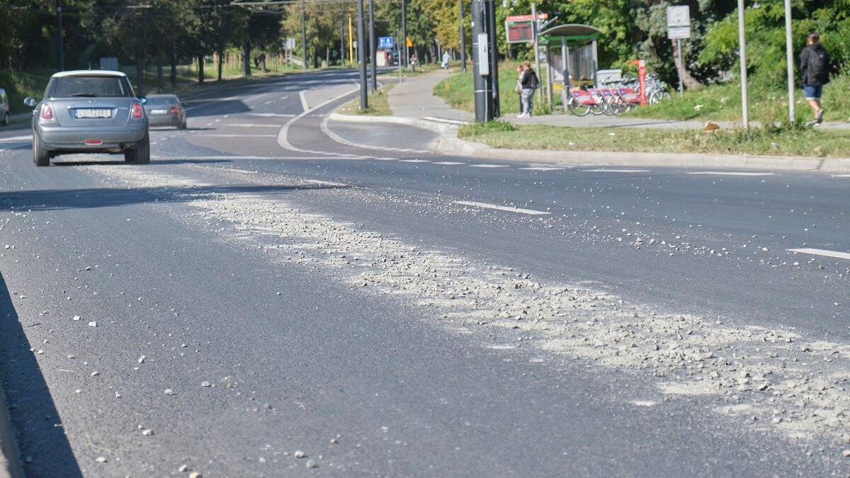 Ciężarówka zgubiła beton na ul. Podzamcze