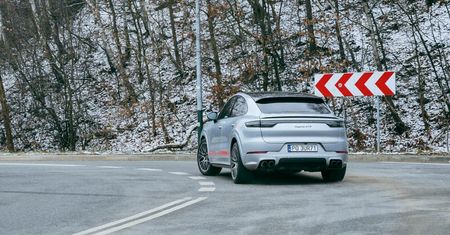 Wyjaśniamy: jak skręca 2,2-tonowe Porsche Cayenne GTS?