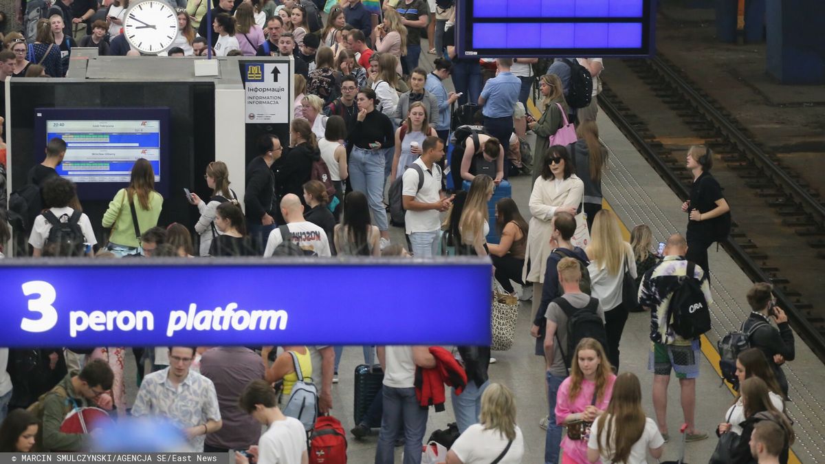 East News archiwum
PHOTO: MARCIN SMULCZYNSKI / SUPER EXPRESS
WARSZAWA
AWARIA SIECI TRAKCYJNEJ SPOWODOWALA WIELKIE UTRUDNIENIA NA DWORCU CENTRALNYM W WARSZAWIE
PERONY PELNE BYLY OCZEKUJACYCH NA POCIAG PASAZEROW
AWARIA PKP TLUM KOLEJ PASAZER OPOZNIENIA POCIAGOW
WSZYSTKIE ZDJECIA NA: HTTP://AGENCJA.SE.COM.PL
20.05.2022
MARCIN SMULCZYNSKI