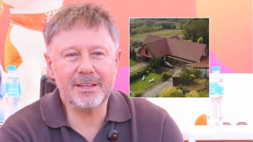 Andrzej Piaseczny mieszka poza miastem. Różowy dom u stóp gór [ZDJĘCIA]