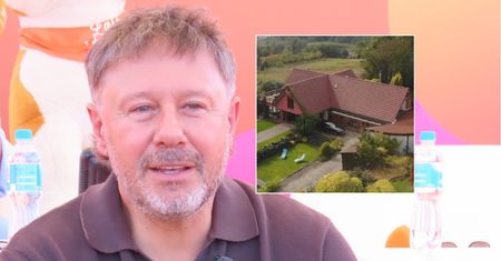 Andrzej Piaseczny mieszka poza miastem. Różowy dom u stóp gór [ZDJĘCIA]