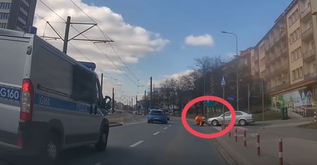 Kraków. Wjechał w rowerzystę na oczach policji. Nagranie zbulwersowało