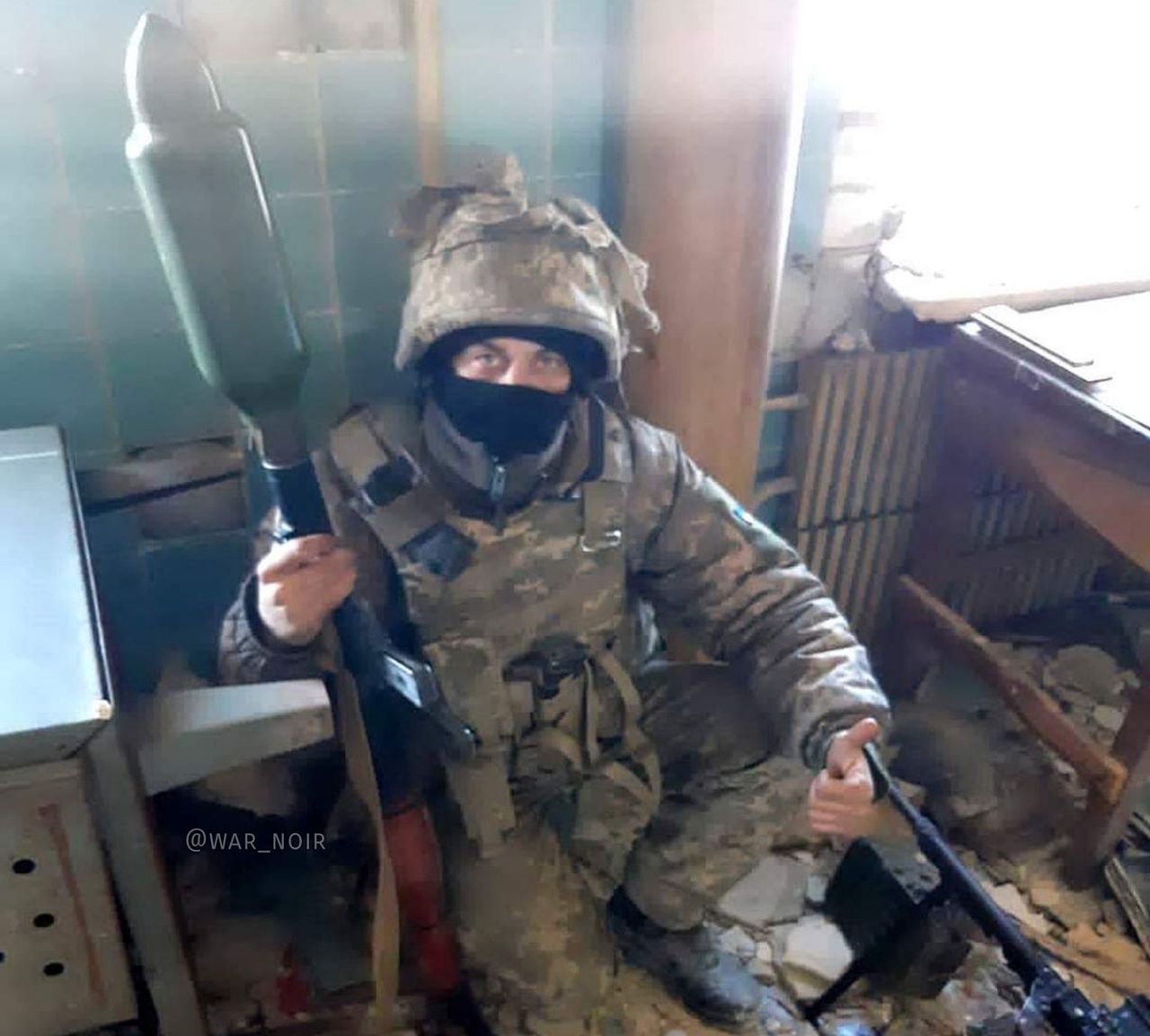 Ukraiński żołnierz z granatnikiem RPG-7 z termobarycznym granatem GTB-7VS z Bułgarii.