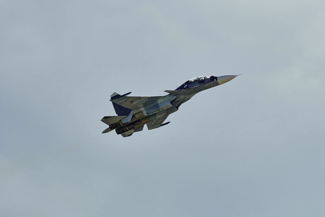 Ukraine's skies: F-16s vs. Russian jets - experts weigh in