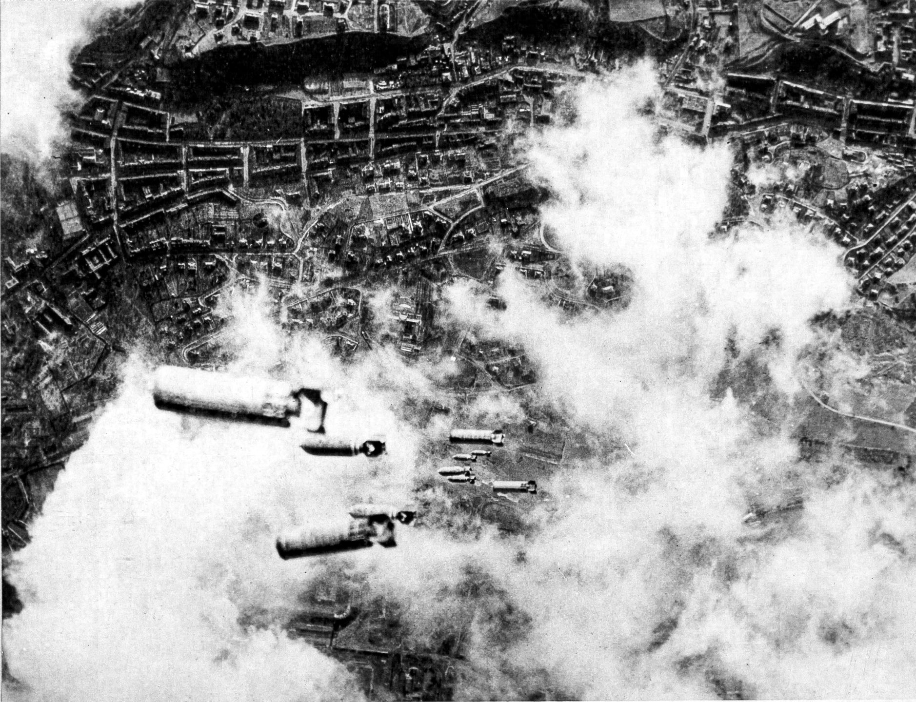 13 lutego 1945 roku niebo nad Dreznem było wyjątkowo bezchmurne. Alianci zrzucali ogromne bomby burzące, zwane "wybebeszaczami budynków", zdolne obrócić w gruz niemal całą ulicę.