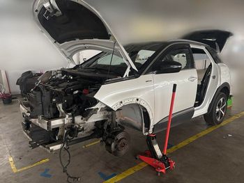 Lębork: Policyjny nalot na dziuplę samochodową. Paser rozmontowywał na części skradzionego peugeota