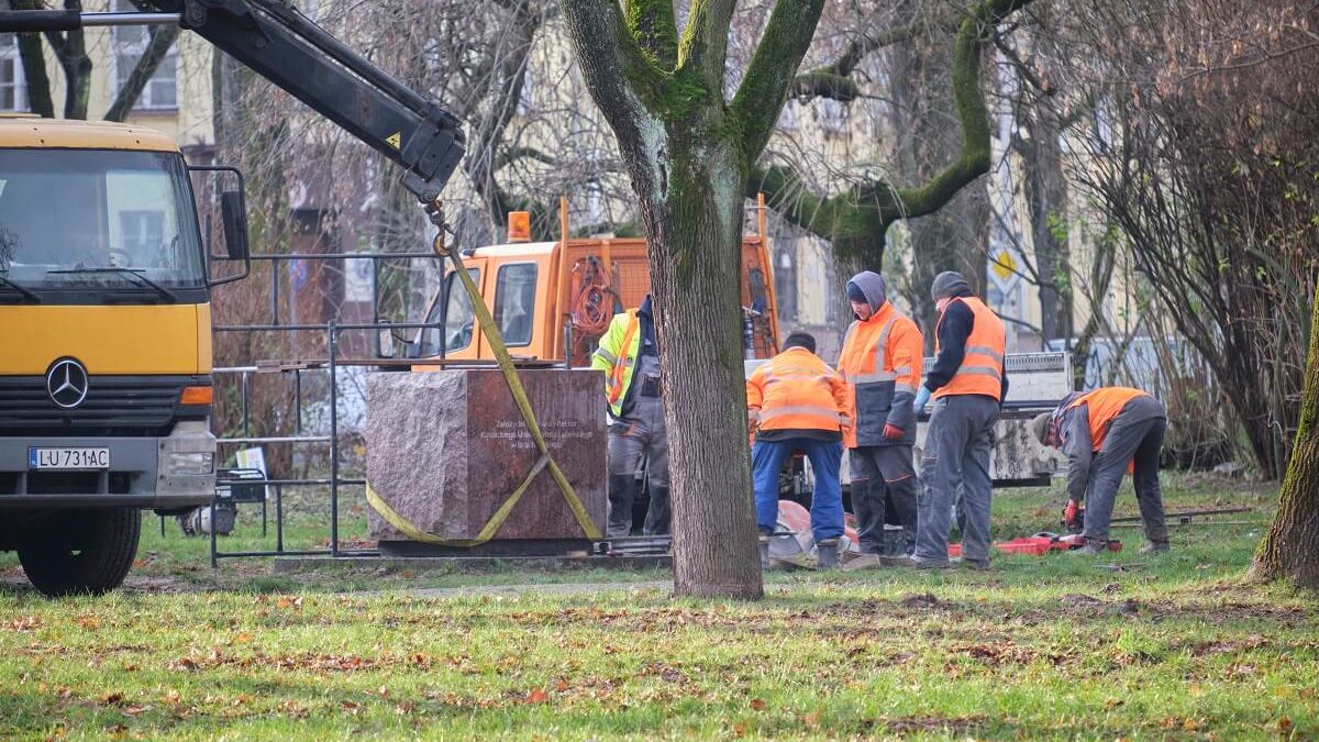 Pomnik ks. Idziego Radziszewskiego zniknął ze skweru abp. Józefa Życińskiego