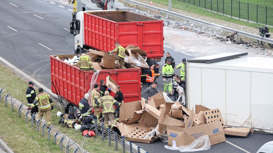 miejsce zderzeniakarambol, kolizja, rozbite auta, S8, wypadek drogowy, zdarzenie drogowe, zderzenie