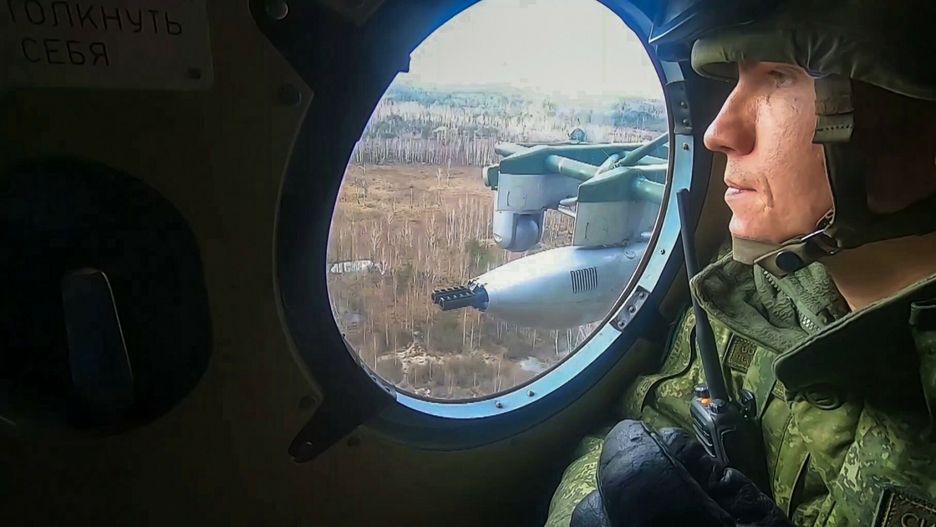 Wsp�lne ?wiczenia wojsk rosyjskich i bia?oruskich na poligonie na Bia?orusi8111433 11.02.2022 In this handout video grab released by the Russian Defence Ministry, a serviceman takes part in the joint military drills between Belarus and Russia, at the military training ground in Belarus. Editorial use only, no archive, no commercial use. Russian Defence Ministry