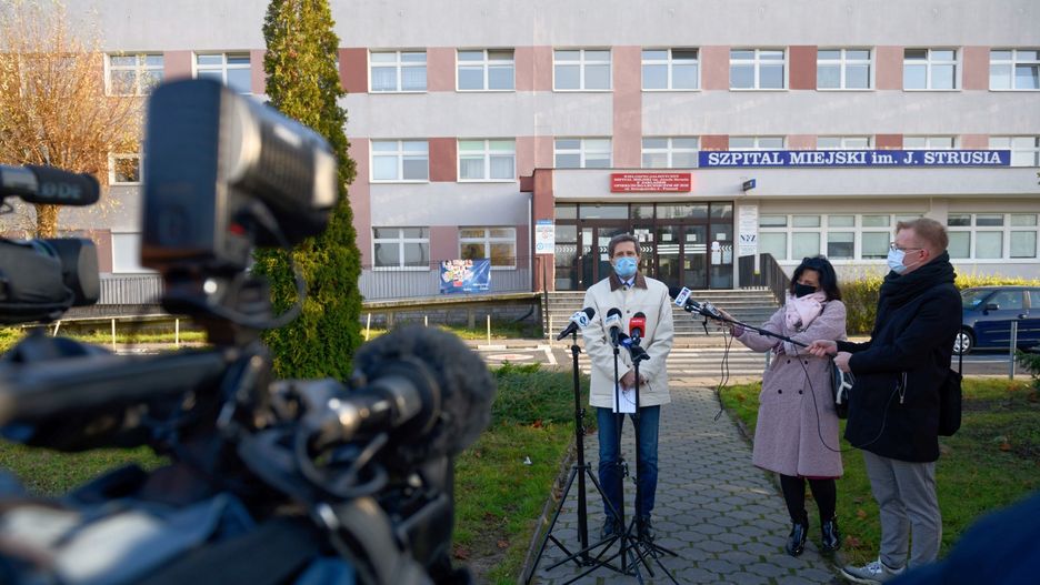 Rzecznik szpitala Stanisław Rusek podczas konferencji prasowej przed Wielospecjalistycznym Szpitalem Miejskim im. Józefa Strusia w Poznaniu, gdzie wczoraj 60-letni pacjent zakażony koronawirusem wyskoczył z okna na szóstym piętrze