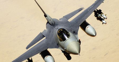 Pilot F-16 oślepiony podczas lądowania w Łasku. Ktoś użył lasera