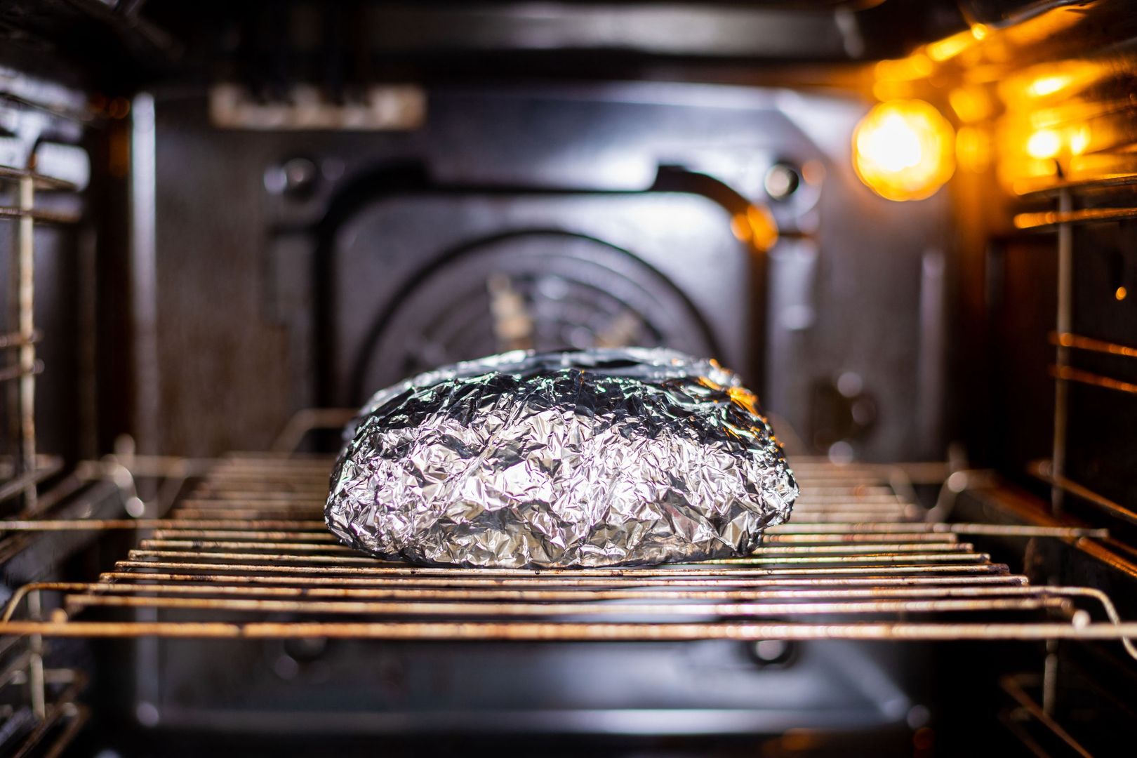 Mięso owinięte w folię aluminiową