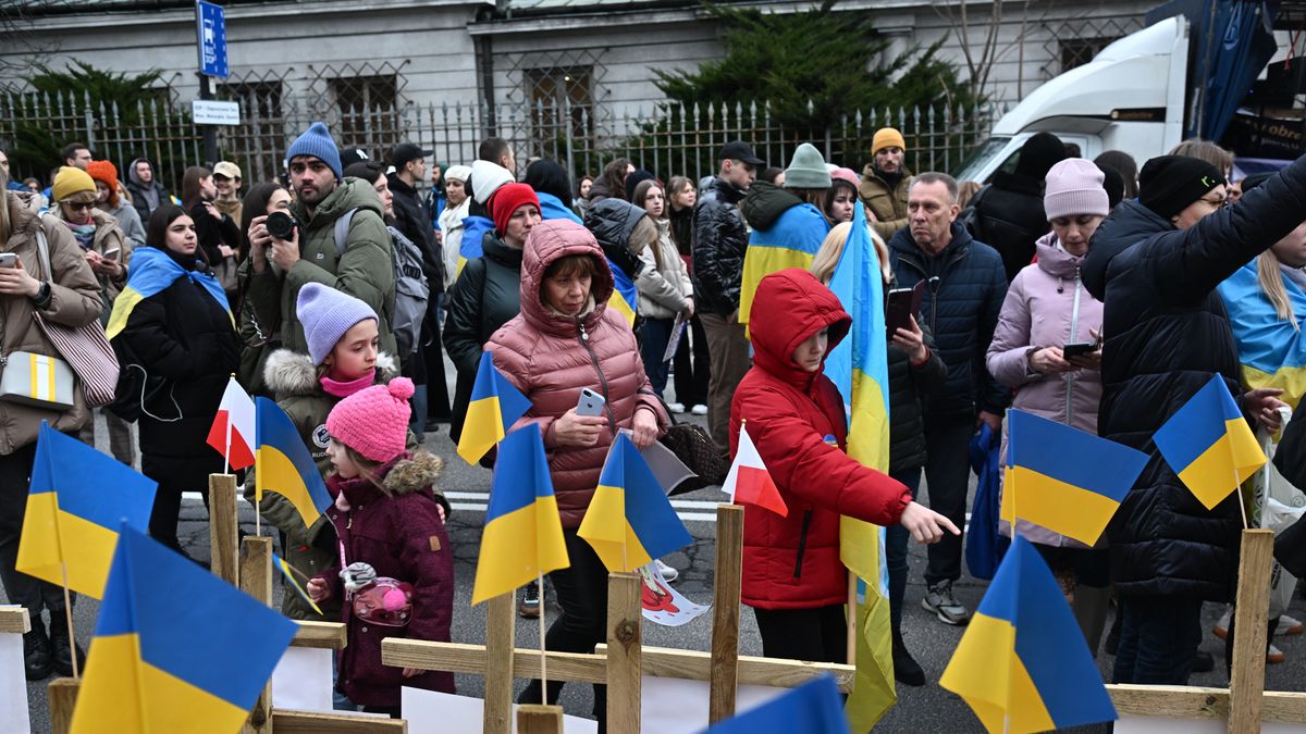 manifestacja
Warszawa, 24.02.2024. Demonstracja przed Ambasad� Federacji Rosyjskiej w Warszawie, 24 bm. w drug� rocznic� pe�noskalowej rosyjskiej agresji na Ukrain�. Uczestnicy zgromadzenia przemaszeruj� spod ambasady pod gmach Sejmu RP.  (ad) PAP/Radek Pietruszka
Radek Pietruszka
manifestacja, rocznica, ukraina, wojna na ukrainie, 2 2. druga, agresja Rosji, atak Rosji na Ukrain�, inwazja, inwazja rosyjska, konflikt zbrojny, rosyjska, rosyjski, sytuacja na Ukrainie, sytuacja w Ukrainie, wojna w Ukrainie, wok� Ukrainy, ambasada Rosji, Federacji Rosyjskiej, protest, flaga ukrai�ska