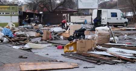 Galeria: Kupcy wynieśli się z targowiska, trwa porządkowanie terenu. Wkrótce w tym miejscu będą mogli zaparkować kierowcy