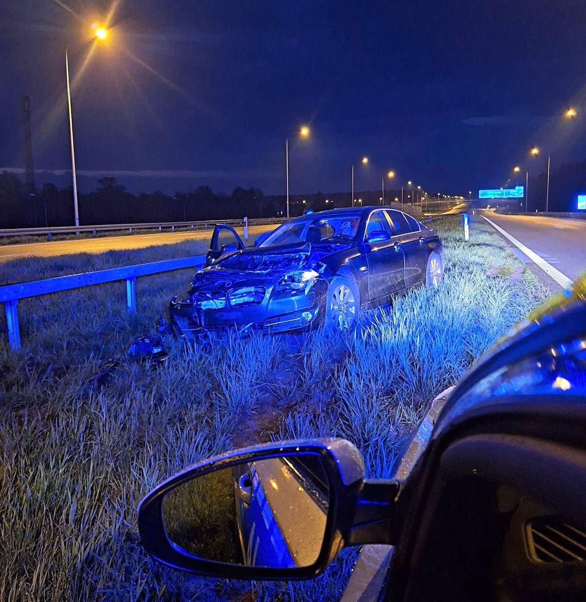 BMW uderzyło w bariery energochłonne na S17. Kierująca dostała mandat